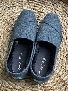 TOMs women’s Gray Felt Slip-On Loafers “Let it snow”